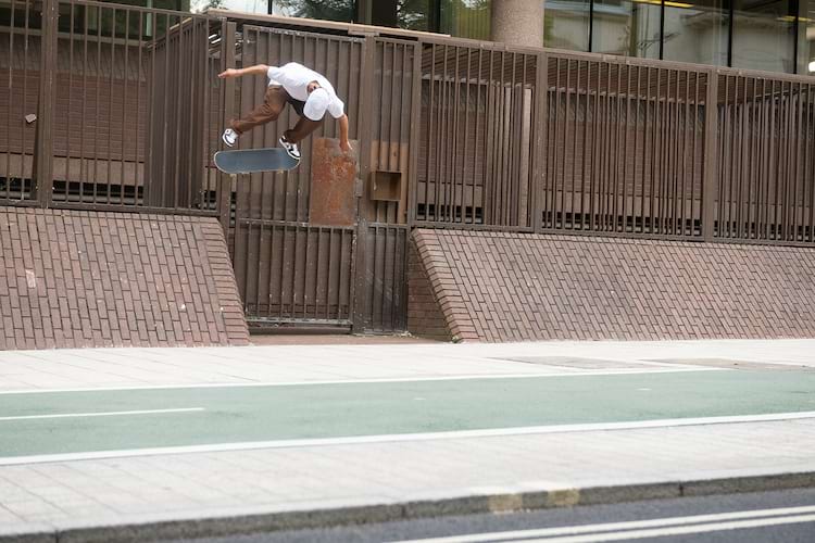  DSC2361 daan kickflip 1 18 UK brook DZ 2000