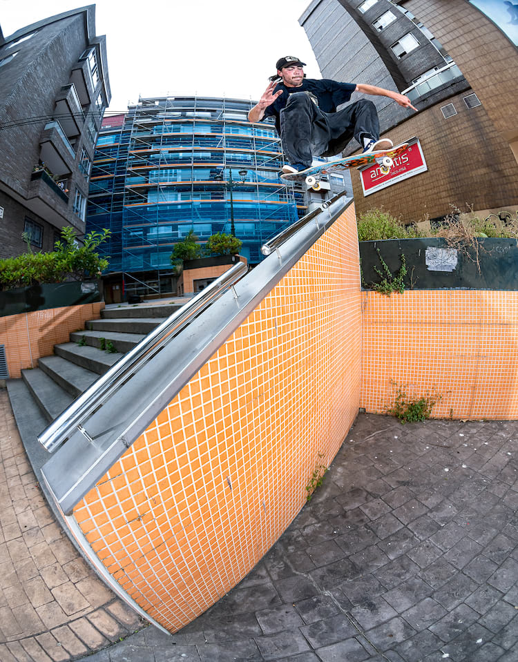 CHRIS ATHANS wallie fs 180 over the hubba Vigo by GERARD RIERA DZ 2000